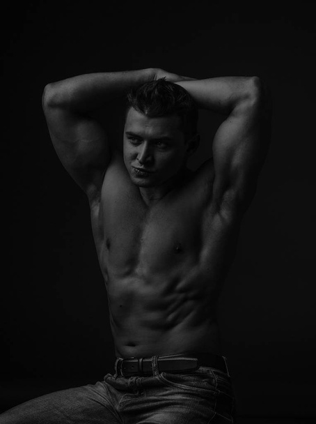 Portrait of a young caucasian male athlete with naked torso, black and white - Foto, Imagem