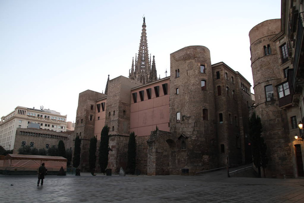 Vista de Barcelona - ciudad histórica antigua y famosa en Cataluña, España
.  - Foto, Imagen