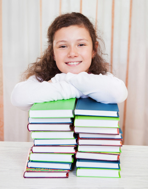 Kleines Mädchen mit Bücherstapel - Foto, Bild