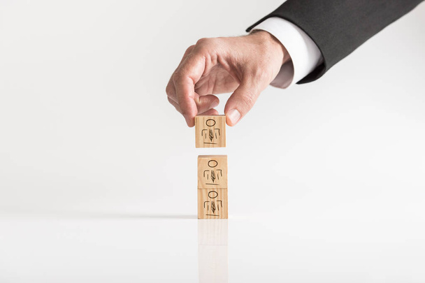 Бізнесмен організовує дерев'яні блоки з людськими іконками - взаємовідносини з клієнтами Концепція на білому тлі
. - Фото, зображення
