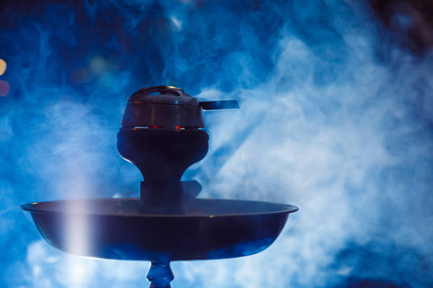 Beautiful smoke in the bowl of a hookah. close-up - Foto, Bild