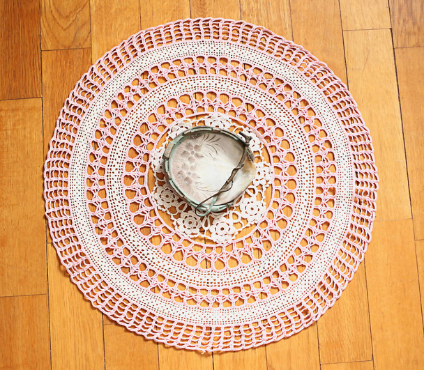 Попільнички зроблений з великий seashell лежачи на домашні в'язані скатертину. Вінтаж. - Фото, зображення