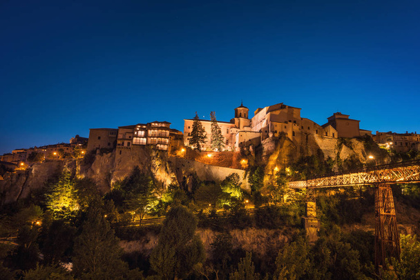 Vista nocturna de famosas casas colgantes en Cuenca, España
. - Foto, Imagen