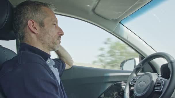 Erkek sürücü özerk bir arabada oturan araba sürücü kendi kendine izin - Video, Çekim