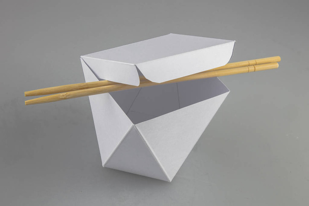 mok-up cajas de comida WOK con asas en forma de palillos
 - Foto, Imagen