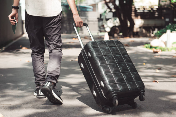 Mladý muž a cestování zavazadla kufr chůzi - Fotografie, Obrázek