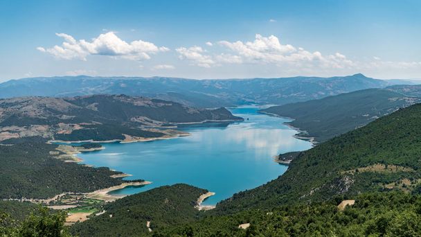 Φαράγγι SAHINKAYA στη Vezirkopru περιοχή του Σαμψούντα με Kizilirmak ποτάμι και λίμνη, Τουρκία. - Φωτογραφία, εικόνα