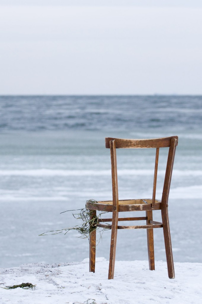 Chair washed ashore - Foto, immagini