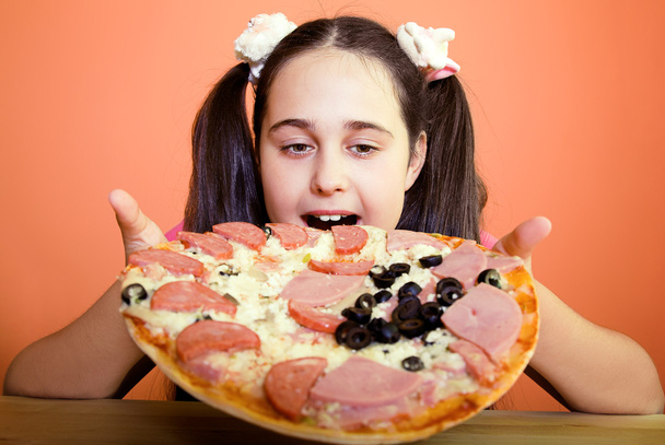 Hungry girl with pizza - Valokuva, kuva