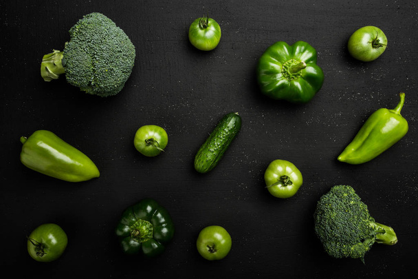 Ποικιλία από πράσινα λαχανικά στον μαύρο πίνακα. Το Top view - Φωτογραφία, εικόνα