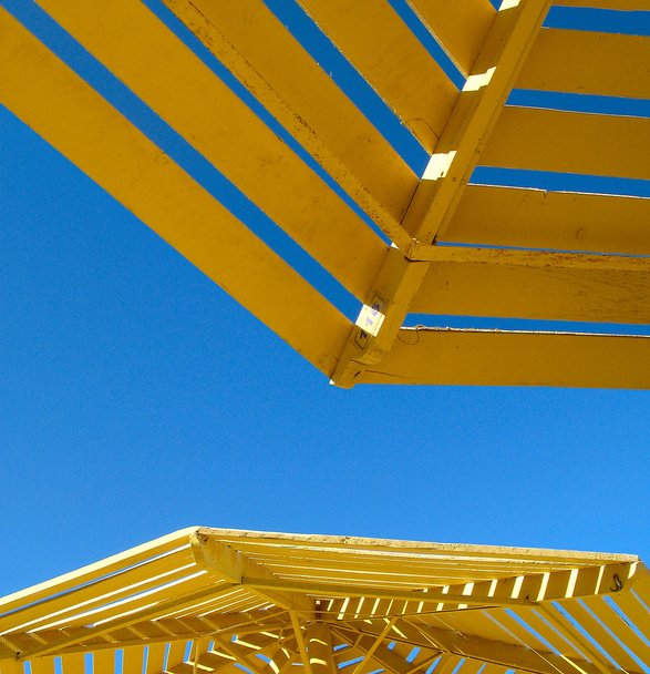 sarı güneş şemsiyesi ve mavi gökyüzü - Fotoğraf, Görsel