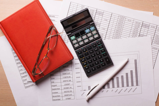 Documento financiero comercial con cuaderno. Mesa de oficina
 - Foto, Imagen