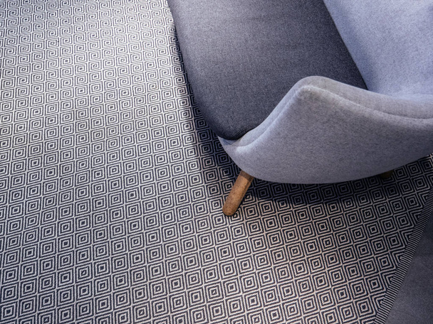 Sofá de lujo en el suelo de la alfombra
  - Foto, imagen