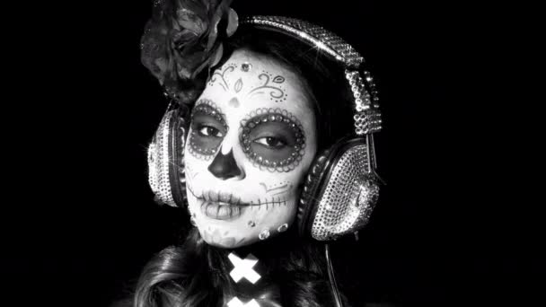 όμορφη γυναίκα με καραμέλα custom σχεδιαστεί κρανίο μεξικάνικο ημέρα του νεκρού προσώπου make up σε μαύρο φόντο - Πλάνα, βίντεο