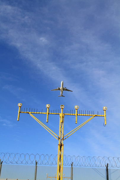 Luces de aterrizaje del aeropuerto con avión acercándose a la iluminación de pista y radar
 - Foto, Imagen
