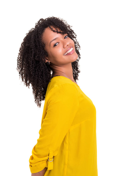 Hermosa joven africana sonriendo aislada sobre fondo blanco
 - Foto, imagen