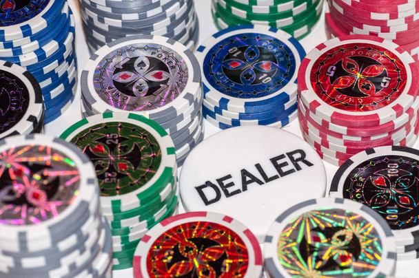 Фишки для игры в покер с фишками дилера в центре
 - Фото, изображение