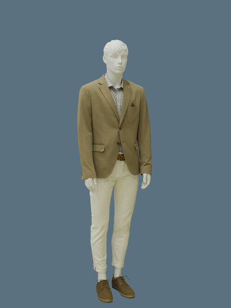 Mannequin homme pleine longueur habillé vêtements à la mode, isolé. Aucun nom de marque ou objet de copyright
. - Photo, image