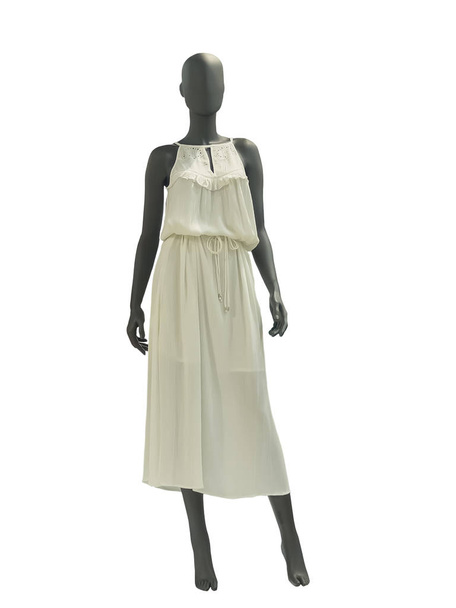 Повнометражний жіночий маннекін у літній сукні, ізольований на білому тлі. Немає назв брендів або об'єктів авторського права
. - Фото, зображення