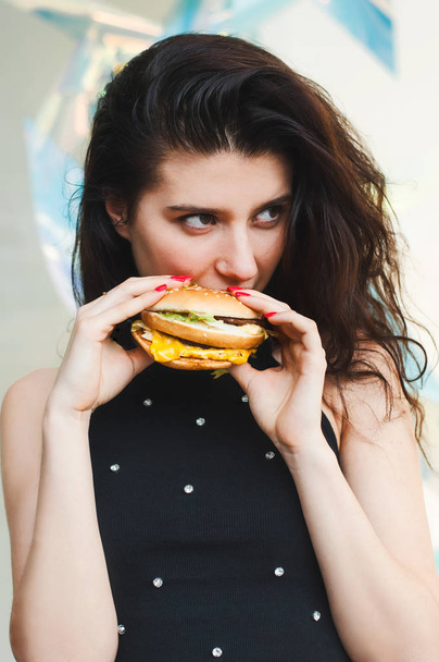 menina com hambúrguer fast food na rua
 - Foto, Imagem