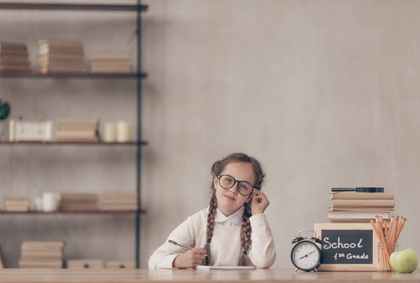 Μικρή μαθήτρια με γυαλιά σε στούντιο - Φωτογραφία, εικόνα