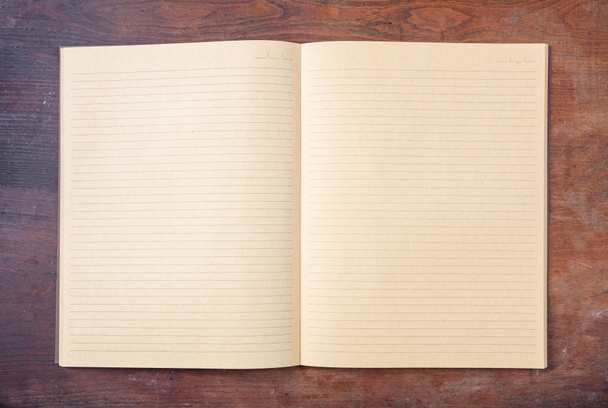 Cuaderno o diario abierto de la escuela en blanco, anticuado, aislado en escritorio de madera, espacio para texto, vista superior
 - Foto, Imagen