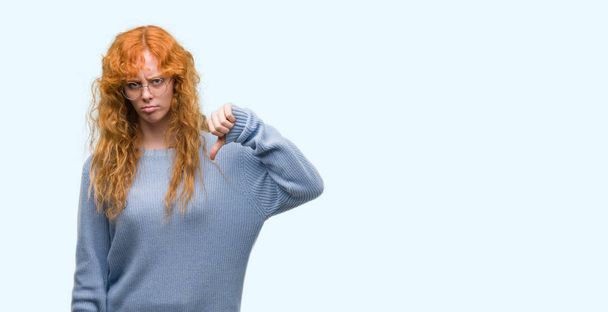 Kızgın yüz, eksi işareti aşağı antipati başparmak ile gösterilen, ret kavramı ile gözlüklü genç Kızıl saçlı kadın - Fotoğraf, Görsel