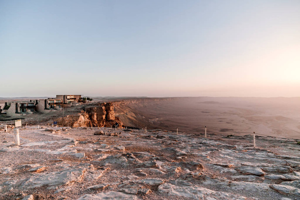 イスラエル乾燥したネゲブ砂漠の日の出。山地、岩と空の素晴らしい景色。国立公園 makhtesh ラモンの美しい風景します。 - 写真・画像