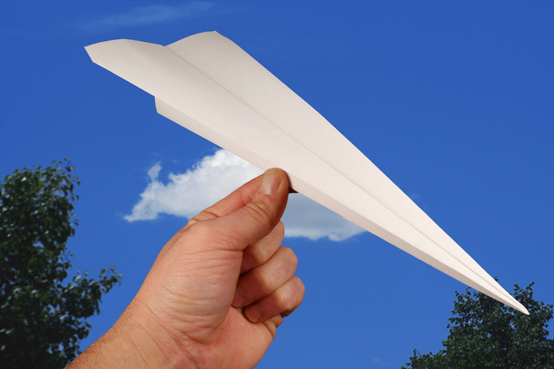 αεροπλάνο χαρτί στο γαλάζιο του ουρανού - Φωτογραφία, εικόνα