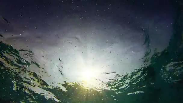 odbicia światła pod wodą - Materiał filmowy, wideo