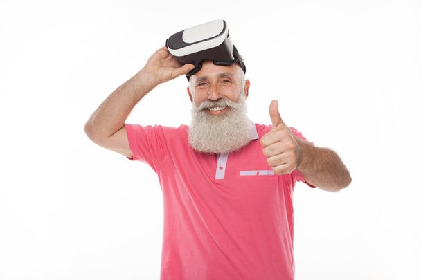 Senior man using VR Goggles - Фото, зображення