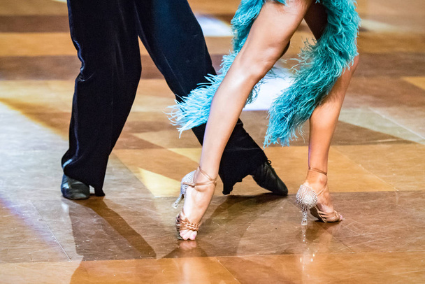 Танцююче взуття ноги і ноги жіночої і чоловічої пари бальна кімната і латиниця
 - Фото, зображення
