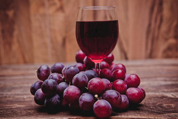 Włóknem szklanym, z czerwonych winogron sok i owoce - Zdjęcie, obraz