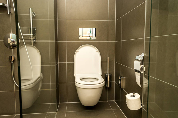 Luxe badkamer functies bekken, toiletpot en bad - Foto, afbeelding