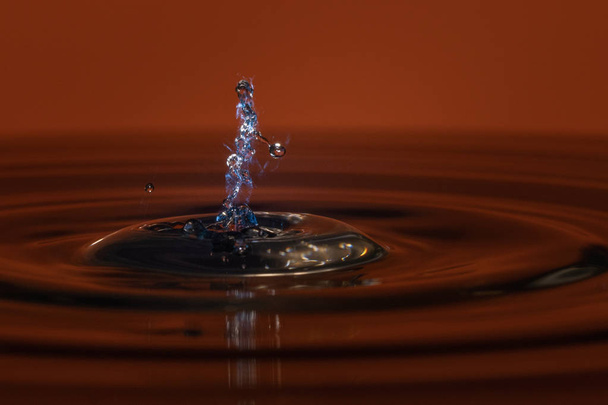 Gotas de agua caen al agua
 - Foto, imagen