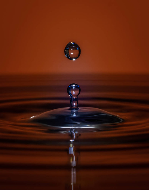 Капли воды падают в воду
 - Фото, изображение