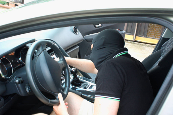 Ο κακοποιός στη μάσκα κλοπή αυτοκινήτου - Φωτογραφία, εικόνα
