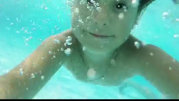 Dziewczyna pływanie pod wodą, podczas nurkowania - Materiał filmowy, wideo