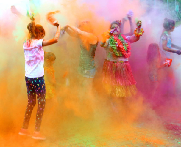 Moskou, Rusland - 14 juli 2018: Gooien kleur op het Holi color festival. Gelukkige mensen tijdens Festival van Holi kleuren. Holi is traditionele feestdag van India. - Foto, afbeelding