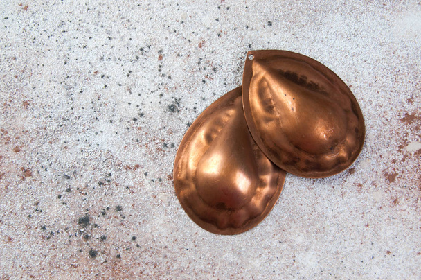 Moldes de biscoito de cobre vintage em um fundo de concreto. Espaço de cópia para texto
 - Foto, Imagem