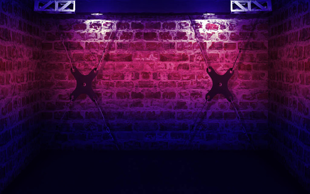 Scena z murem z neonów. Światło ultrafioletowe przeciwko cegły ściany tło z kabli metalowych. Scena z pustej piwnicy - Zdjęcie, obraz