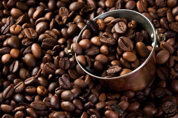 コーヒー豆のヴィンテージ銅バケツ。コピーのテキストのための領域. - 写真・画像