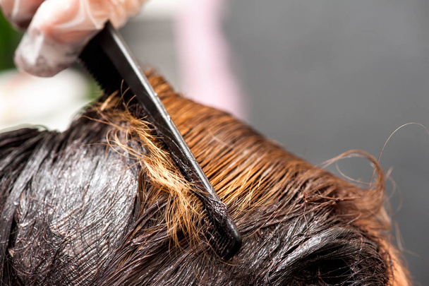 Egy radikális változás a haj színét. Szőke nő Felülkerekedik puccs festék a haját - Fotó, kép