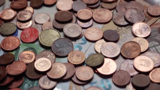 Πολλά κέρματα και τα χαρτονομίσματα, ευρώ, χρήματα - Πλάνα, βίντεο