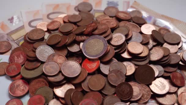 Sok érmék, és a számlák, euró, pénz - Felvétel, videó