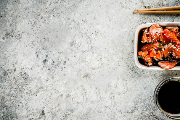Sashimi au saumon en marinade (Tamari, huile de sésame, jus de chaux et miel) garni de graines de sésame noir et blanc
   - Photo, image