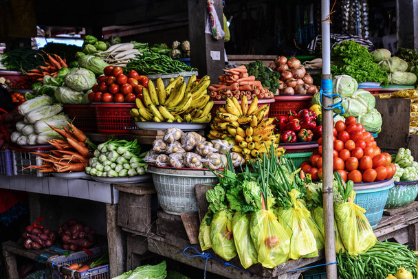 果物やインドネシア ・ バリ島の地元のアジア市場での野菜. - 写真・画像