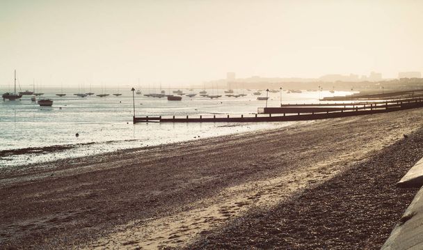 фото пляжа Чалквелл в Эссексе, Великобритания, как раз перед закатом
 - Фото, изображение