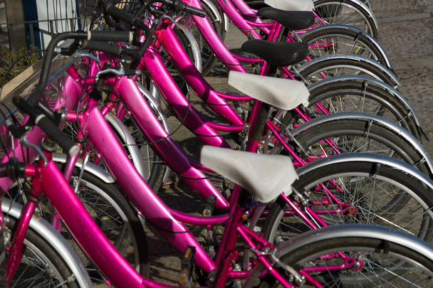 Servizio di noleggio biciclette ad uso pubblico. Parcheggio biciclette rosa  - Foto, immagini