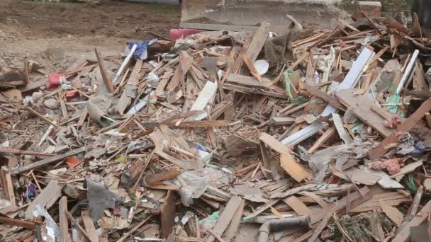 huis vernietigd bakstenen, stokken bomen, puin lichtbundel natuurramp - Video